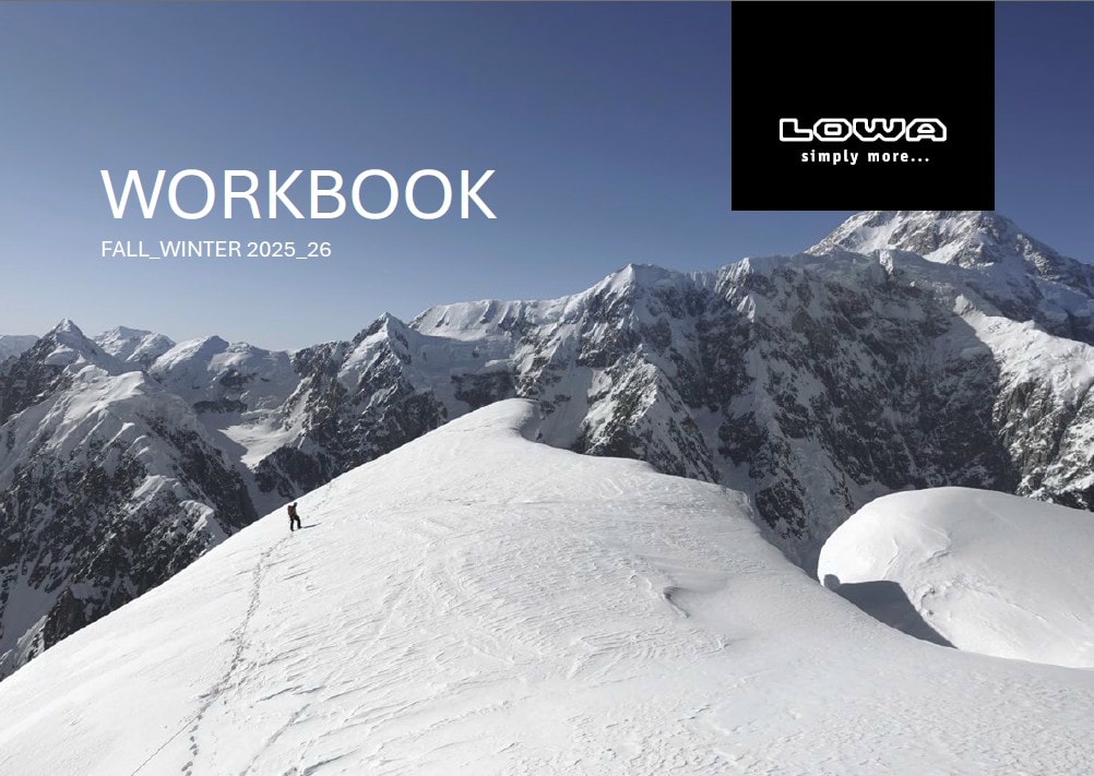 Zwei Wanderer auf einem Bergpfad vor bewölktem Himmel mit LOWA-Logo und Hashtag #ForTheNextStep.