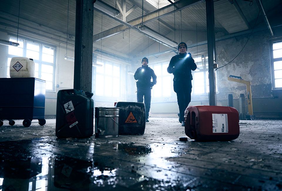 Homme cirant des bottes militaires noires avec un chiffon.