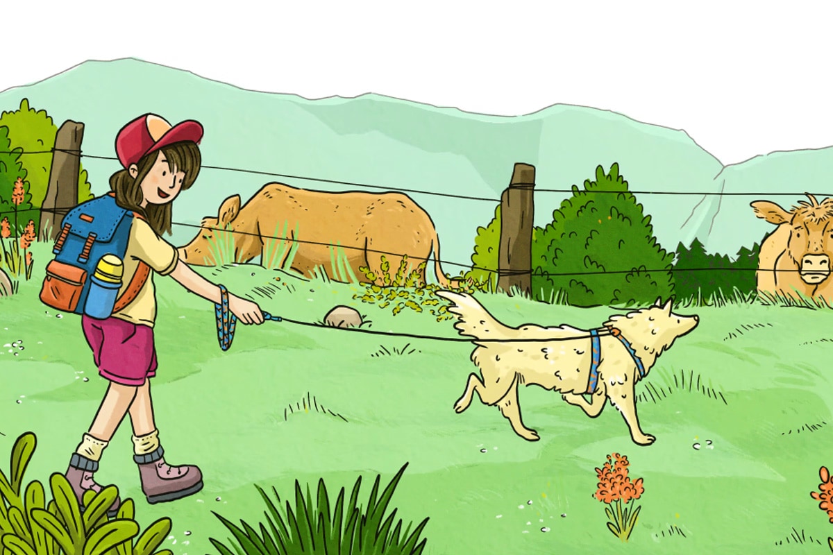Eine farbenfrohe Cartoon-Illustration, die ein junges Mädchen mit Rucksack und Kappe zeigt, wie sie einen Hund an der Leine durch ein grünes Feld führt. Im Hintergrund sind Kühe auf einer Weide und Berge zu sehen.