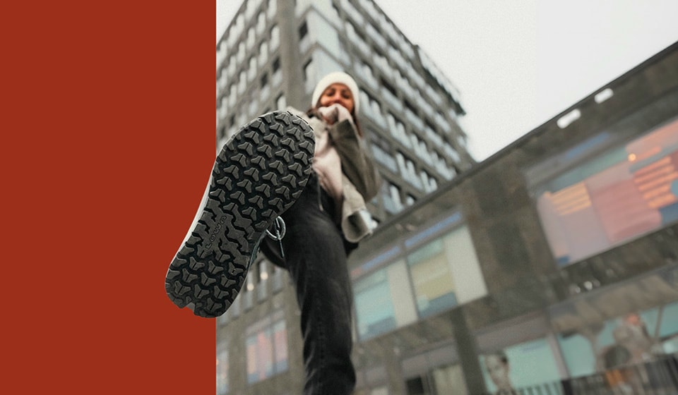 Drei Personen wandern auf einem Feldweg durch einen grünen Wald.