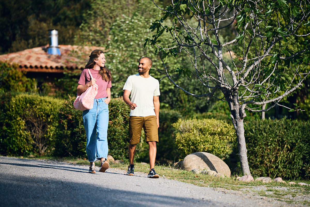 Drei Personen mit Stirnlampen beim nächtlichen Wandern in den Bergen.