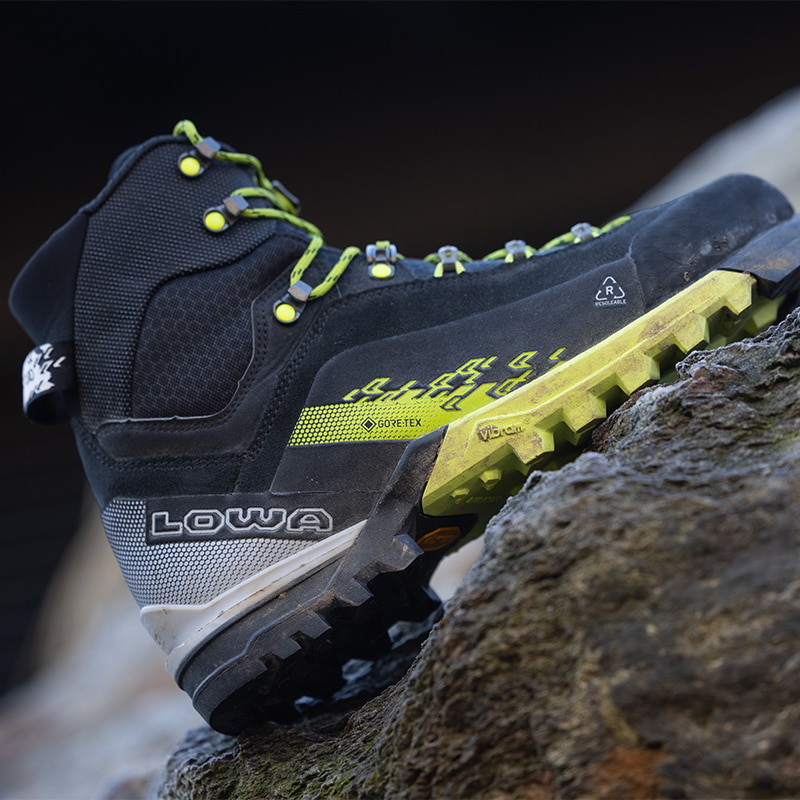 Chaussure de trekking LOWA CERVINO GTX MID sur terrain montagneux rocheux.