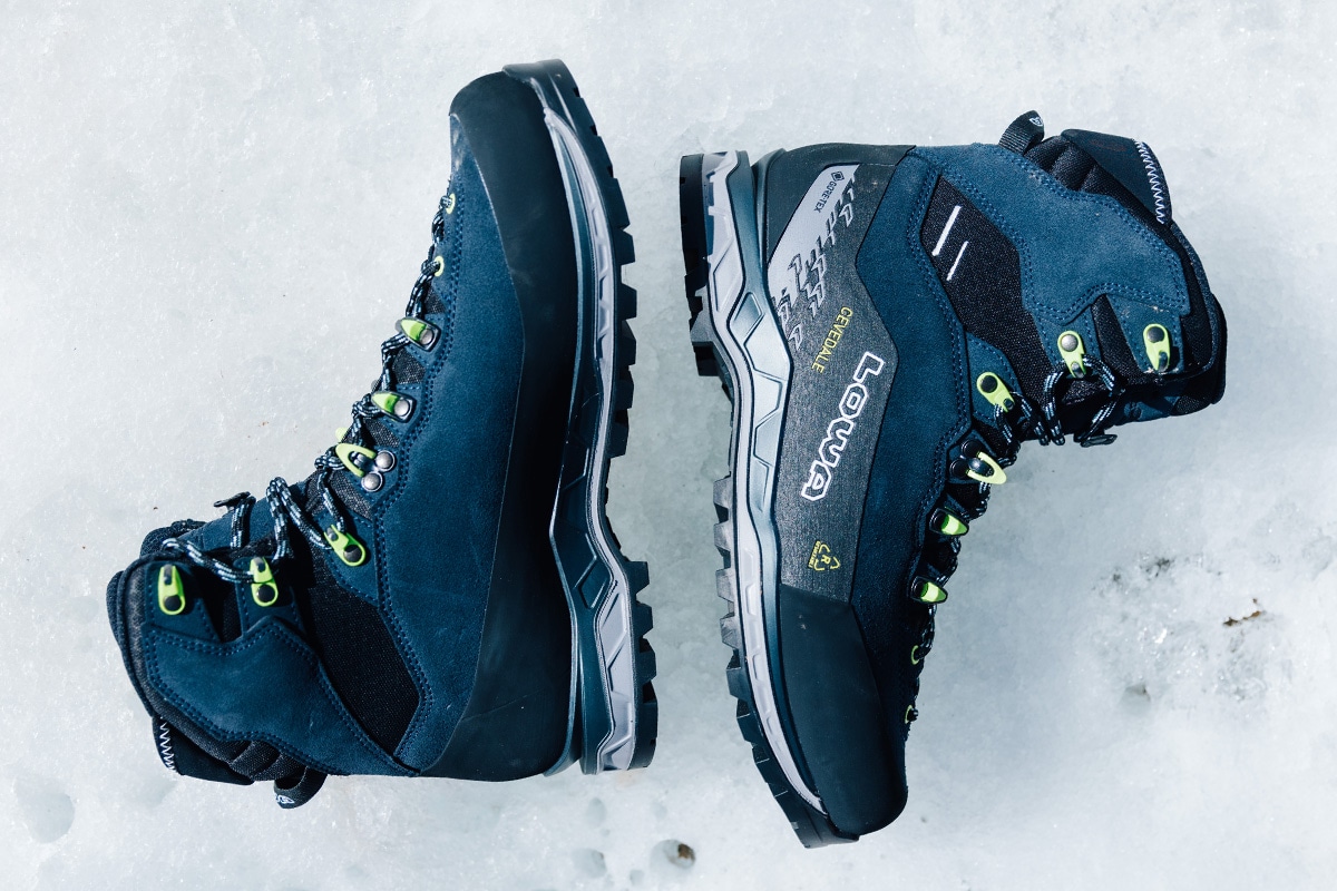 Nahaufnahme eines Paares CEVEDALE PRO GTX MID liegend auf Schnee