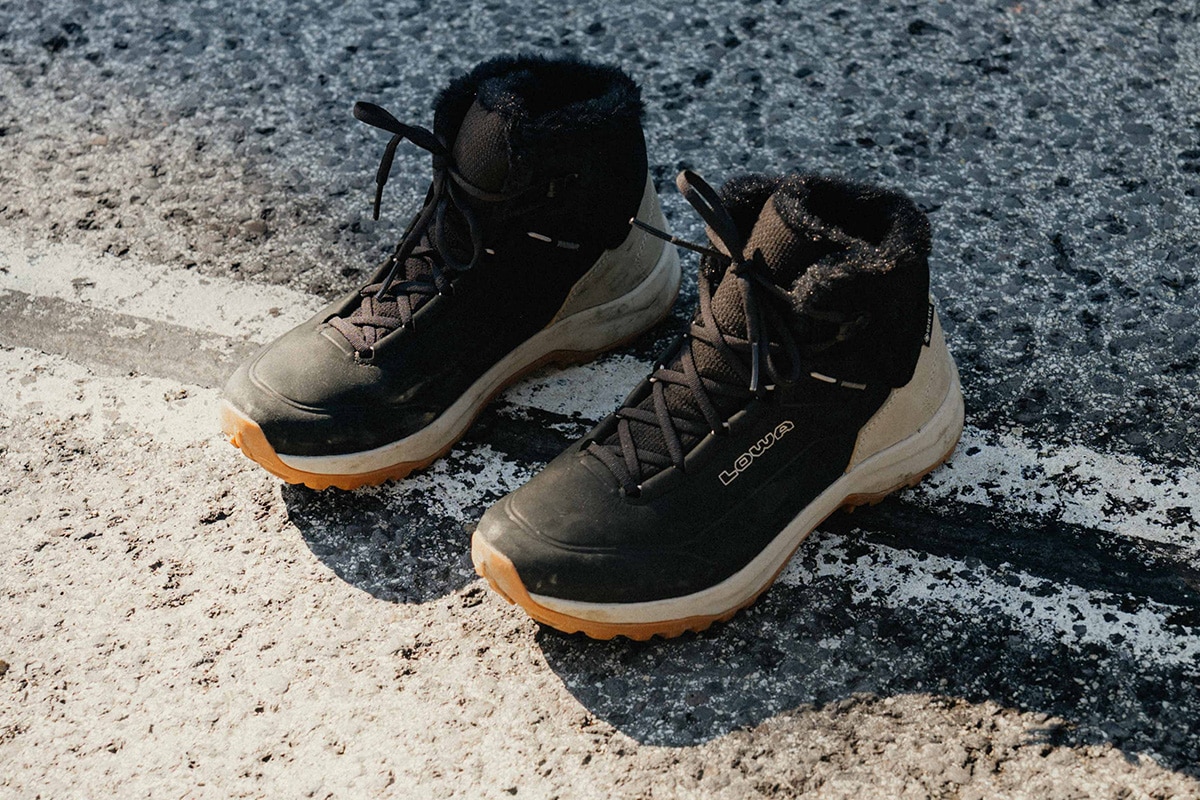 Nahaufnahme eines schwarz-gelben CERVINO GTX MID, der steil am Felsen steht.